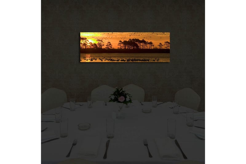 Canvastavla med LED-belysning 30x90 cm - Solnedgång över en sjö med silhouetter av träd och fåglar i flykt - Orange / Svart / Gult - Inredning & dekor - Tavlor & konst - Canvastavla
