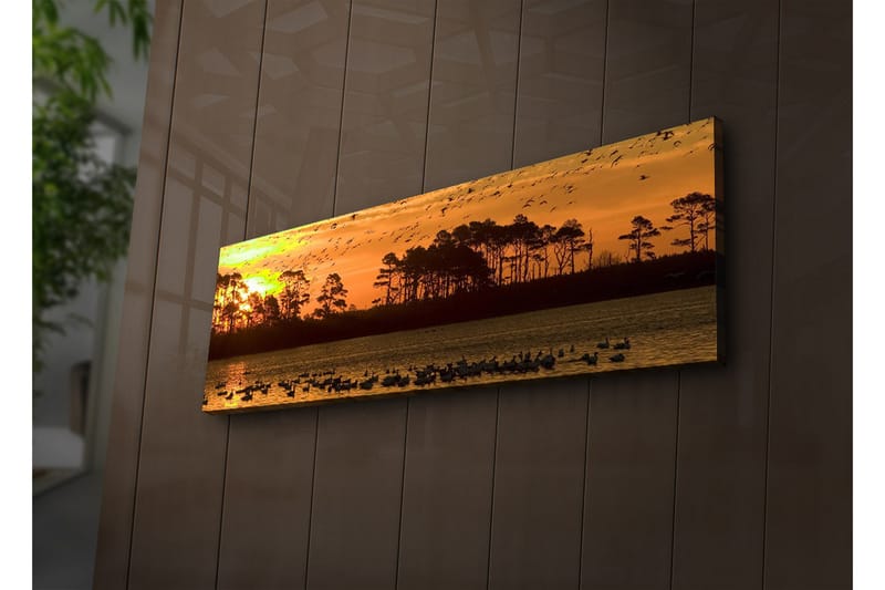 Canvastavla med LED-belysning 30x90 cm - Solnedgång över en sjö med silhouetter av träd och fåglar i flykt - Orange / Svart / Gult - Inredning & dekor - Tavlor & konst - Canvastavla