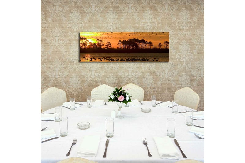 Canvastavla med LED-belysning 30x90 cm - Solnedgång över en sjö med silhouetter av träd och fåglar i flykt - Orange / Svart / Gult - Inredning & dekor - Tavlor & konst - Canvastavla