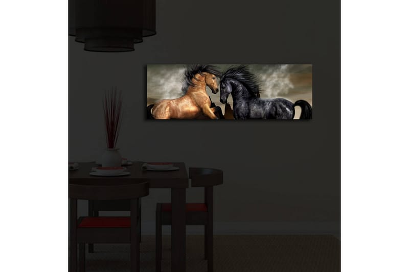 Canvastavla med LED-belysning 30x90 cm - Två hästar som möts i en kraftfull och dramatisk komposition - Guld / Svart / Grå - Inredning & dekor - Tavlor & konst - Canvastavla