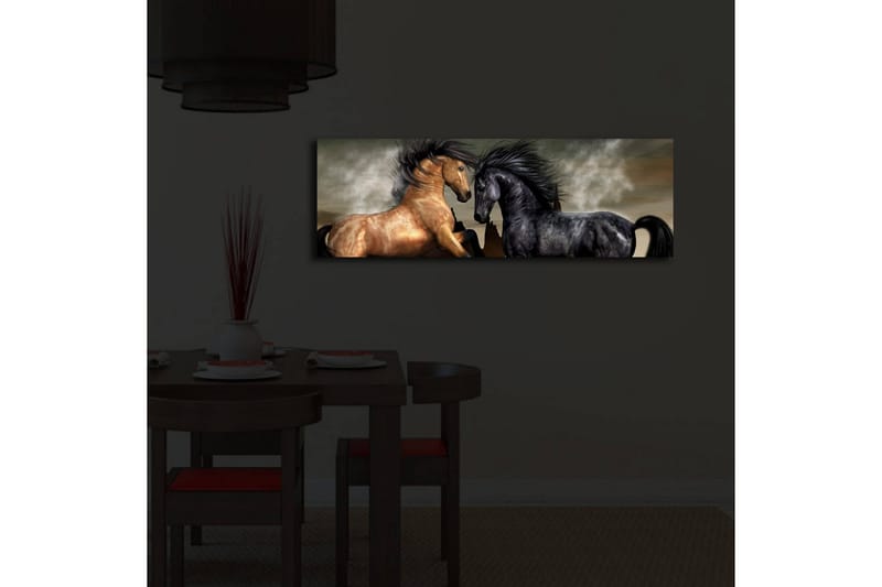 Canvastavla med LED-belysning 30x90 cm - Två hästar som möts i en kraftfull och dramatisk komposition - Guld / Svart / Grå - Inredning & dekor - Tavlor & konst - Canvastavla
