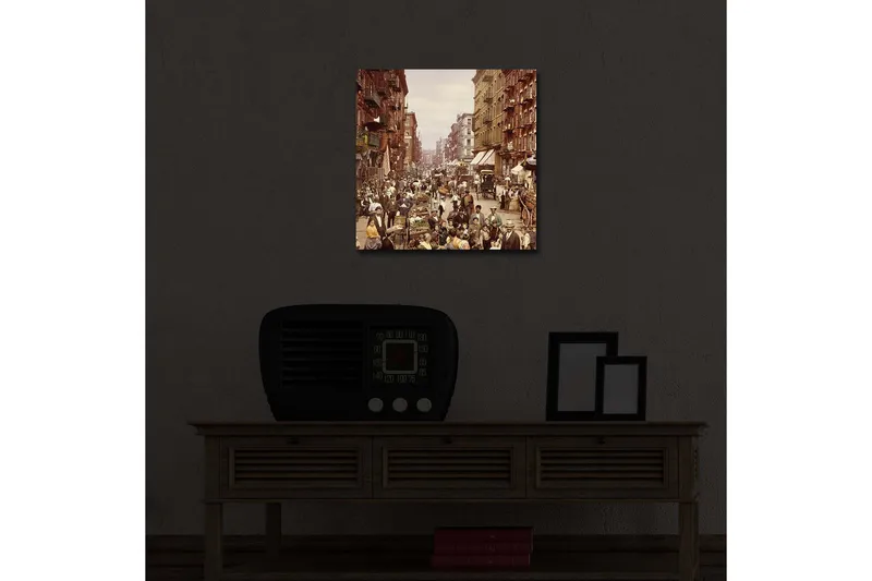 Canvastavla med LED-belysning 40x40 cm - Livlig gata med människor och marknadsstånd - Brun / Beige / Grön - Inredning & dekor - Tavlor & konst - Canvastavla