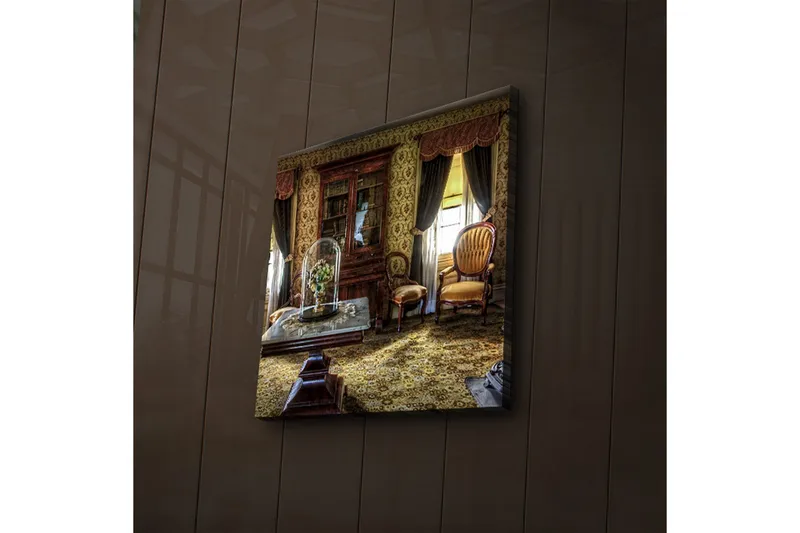 Canvastavla med LED-belysning 40x40 cm - Välkomnande inredning med antika möbler och blommor under glasmonter - Guld / Brun / Grön - Inredning & dekor - Tavlor & konst - Canvastavla