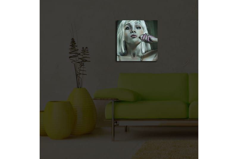 Canvastavla med LED-belysning 40x40 cm - Porträtt av en kvinna med blont hår och en självsäker pose - Ljusgrå / Rosa / Mörkgrön - Inredning & dekor - Tavlor & konst - Canvastavla