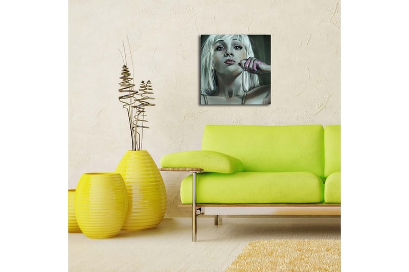 Canvastavla med LED-belysning 40x40 cm - Porträtt av en kvinna med blont hår och en självsäker pose - Ljusgrå / Rosa / Mörkgrön - Inredning & dekor - Tavlor & konst - Canvastavla