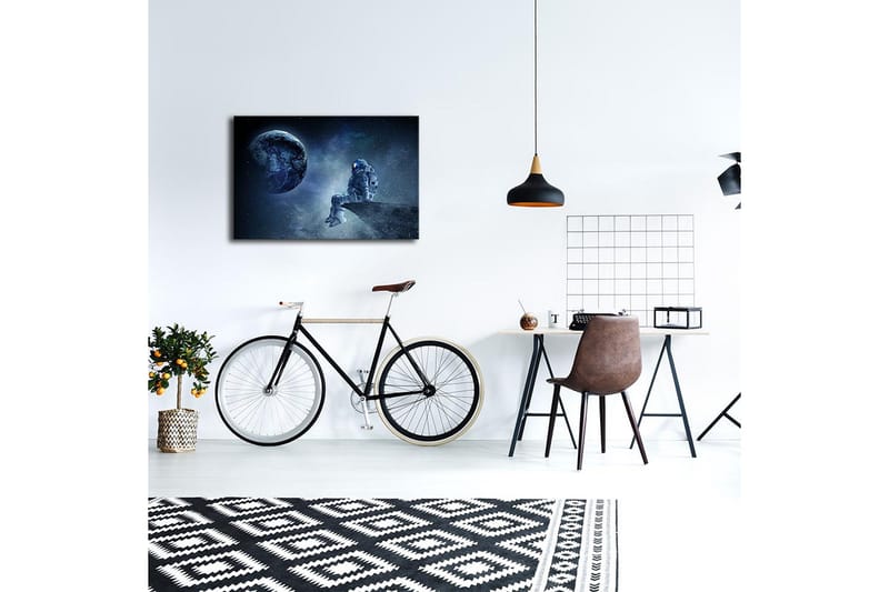 Canvastavla med LED-belysning 45x70 cm - Astronaut som sitter på en klippa och blickar ut mot jorden i rymden - Mörkblå / Grå / Vit - Inredning & dekor - Tavlor & konst - Canvastavla