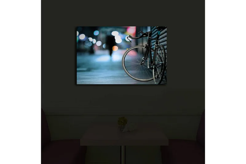 Canvastavla med LED-belysning 45x70 cm - Cykel i stadsmiljö med suddiga ljusreflexer - Svart / Blå / Grå - Inredning & dekor - Tavlor & konst - Canvastavla