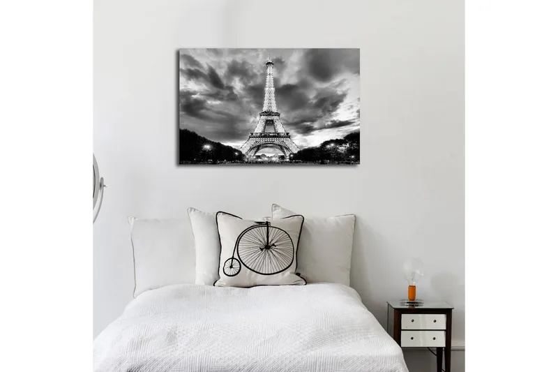 Canvastavla med LED-belysning 45x70 cm - Dramatisk fotobild över upptänt Eiffeltorn i Paris med molnhimmel i svartvit - Svart / Vit - Inredning & dekor - Tavlor & konst - Canvastavla