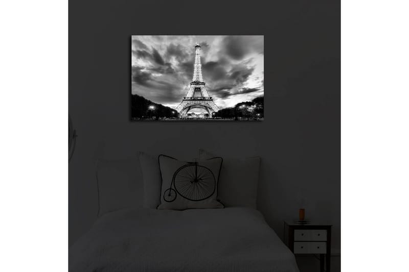 Canvastavla med LED-belysning 45x70 cm - Dramatisk fotobild över upptänt Eiffeltorn i Paris med molnhimmel i svartvit - Svart / Vit - Inredning & dekor - Tavlor & konst - Canvastavla