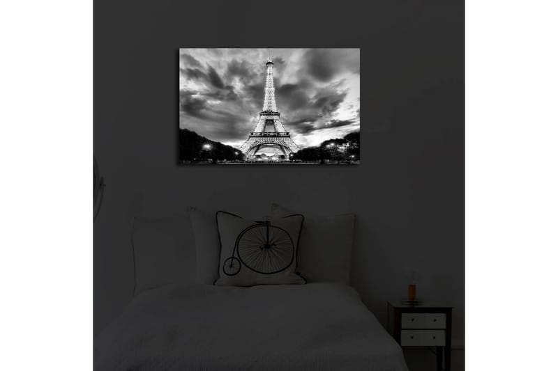 Canvastavla med LED-belysning 45x70 cm - Dramatisk fotobild över upptänt Eiffeltorn i Paris med molnhimmel i svartvit - Svart / Vit - Inredning & dekor - Tavlor & konst - Canvastavla