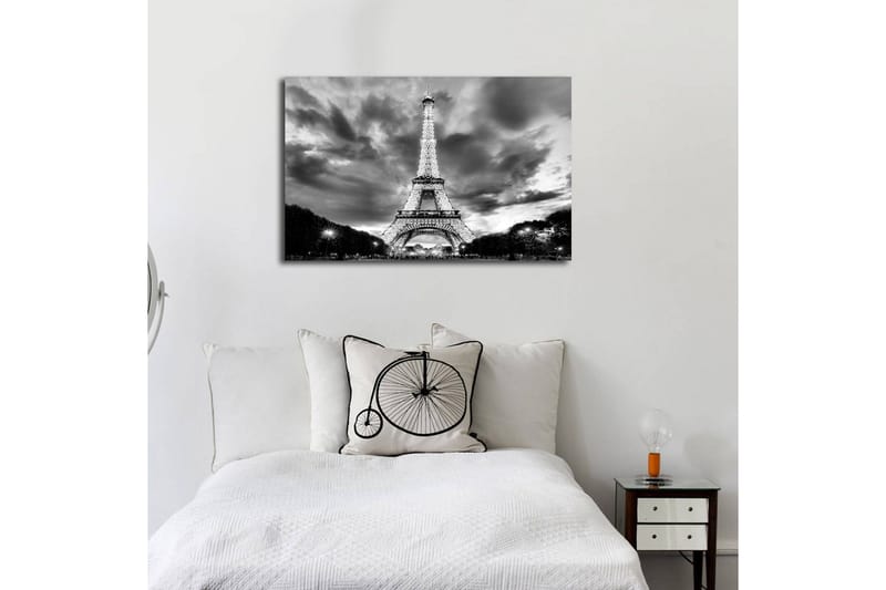 Canvastavla med LED-belysning 45x70 cm - Dramatisk fotobild över upptänt Eiffeltorn i Paris med molnhimmel i svartvit - Svart / Vit - Inredning & dekor - Tavlor & konst - Canvastavla
