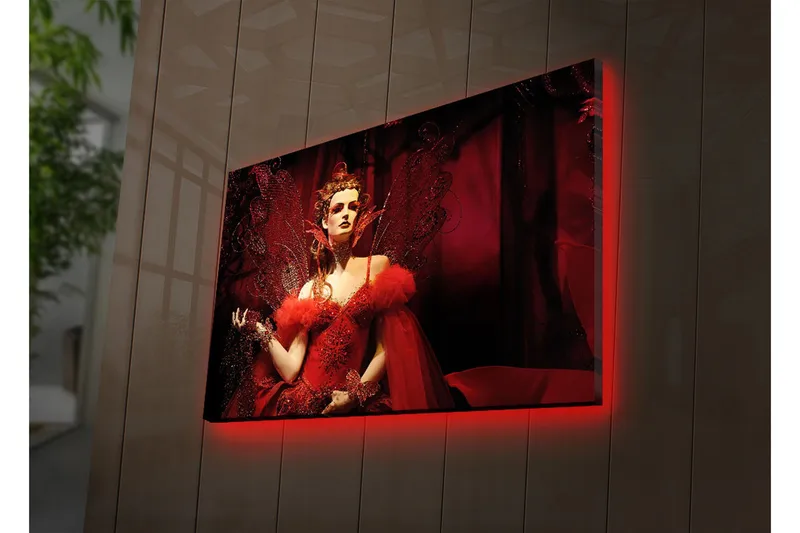 Canvastavla med LED-belysning 45x70 cm - Dramatiskt porträtt av en kvinna i röd klänning med fjädrar och glittrande detaljer - Röd / Svart - Inredning & dekor - Tavlor & konst - Canvastavla