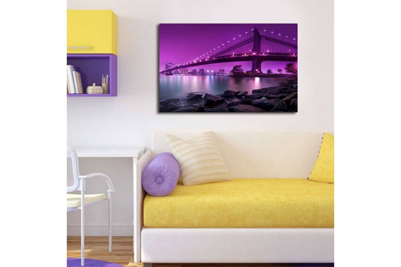 Canvastavla med LED-belysning 45x70 cm - Ljuslila bro som sträcker sig över en stilla vattenyta - Ljuslila / Mörkgrå / Svart - Inredning & dekor - Tavlor & konst - Canvastavla