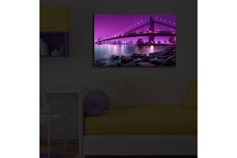 Canvastavla med LED-belysning 45x70 cm - Ljuslila bro som sträcker sig över en stilla vattenyta - Ljuslila / Mörkgrå / Svart - Inredning & dekor - Tavlor & konst - Canvastavla