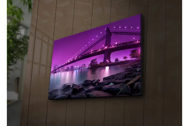 Canvastavla med LED-belysning 45x70 cm - Ljuslila bro som sträcker sig över en stilla vattenyta - Ljuslila / Mörkgrå / Svart - Inredning & dekor - Tavlor & konst - Canvastavla
