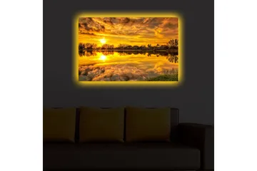 Canvastavla med LED-belysning 45x70 cm - Solnedgång över en spegelblanka sjö med omgivande träd och grönska - Guld / Orange / Grön - Inredning & dekor - Tavlor & konst - Canvastavla