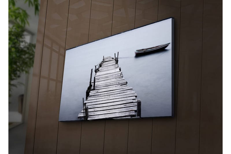 Canvastavla med LED-belysning 45x70 cm - Stillhet vid en träbrygga med en båt i fjärran - Grå / Svart / Vit - Inredning & dekor - Tavlor & konst - Canvastavla