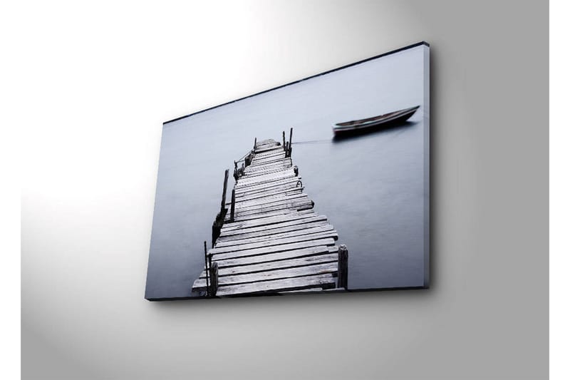 Canvastavla med LED-belysning 45x70 cm - Stillhet vid en träbrygga med en båt i fjärran - Grå / Svart / Vit - Inredning & dekor - Tavlor & konst - Canvastavla