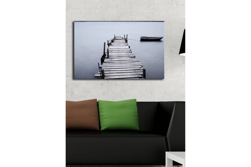 Canvastavla med LED-belysning 45x70 cm - Stillhet vid en träbrygga med en båt i fjärran - Grå / Svart / Vit - Inredning & dekor - Tavlor & konst - Canvastavla