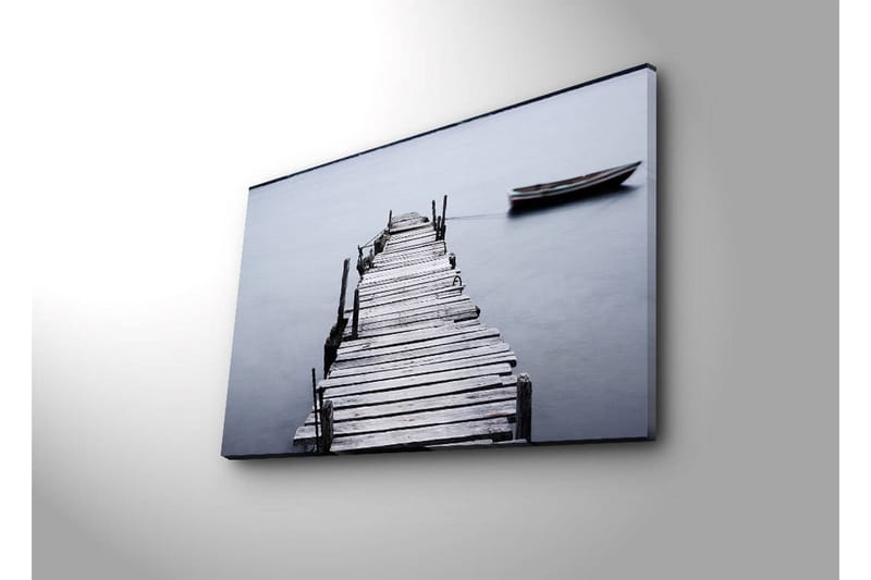 Canvastavla med LED-belysning 45x70 cm - Stillhet vid en träbrygga med en båt i fjärran - Grå / Svart / Vit - Inredning & dekor - Tavlor & konst - Canvastavla