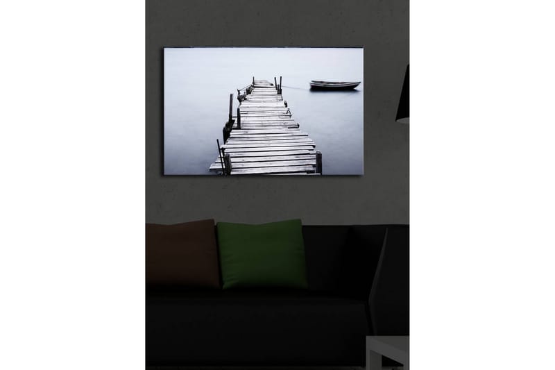 Canvastavla med LED-belysning 45x70 cm - Stillhet vid en träbrygga med en båt i fjärran - Grå / Svart / Vit - Inredning & dekor - Tavlor & konst - Canvastavla