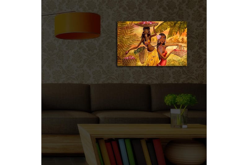 Canvastavla med LED-belysning 45x70 cm - Två kvinnor som bär frukt i en tropisk miljö - Guld / Grön / Röd - Inredning & dekor - Tavlor & konst - Canvastavla