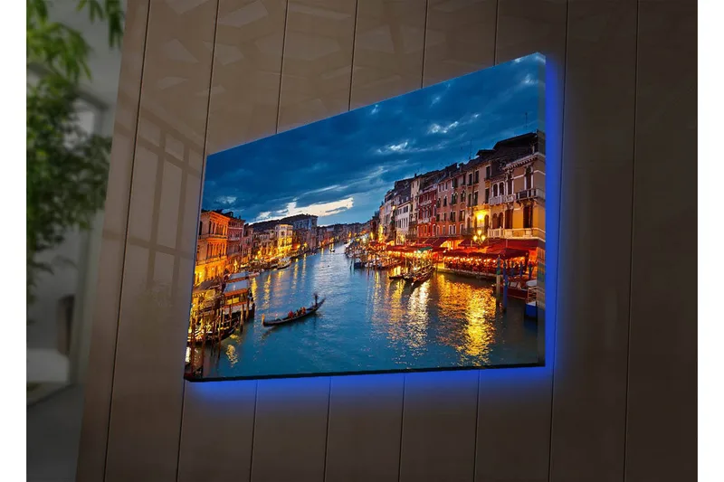 Canvastavla med LED-belysning 45x70 cm - Vacker vy över en kanal i Venedig med upplysta byggnader vid vattnet, Blå / Orange / Grön