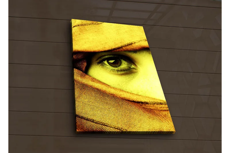 Canvastavla med LED-belysning 70x45 cm - Öga insvept i en gul sjal - Gul / Orange - Inredning & dekor - Tavlor & konst - Canvastavla