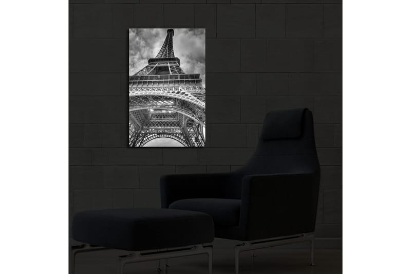 Canvastavla med LED-belysning 70x45 cm - Svartvit bild av Eiffeltornet sedd från en dramatisk vinkel - Svart / Vitt / Grått - Inredning & dekor - Tavlor & konst - Canvastavla