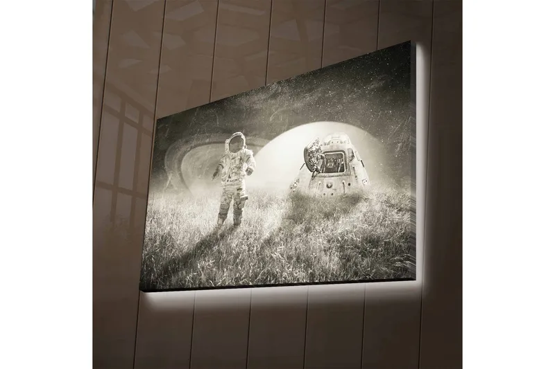 Canvastavla med LED-belysning - Astronaut i en futuristisk landskap med en rymdfarkost, Svart / Vitt / Grått