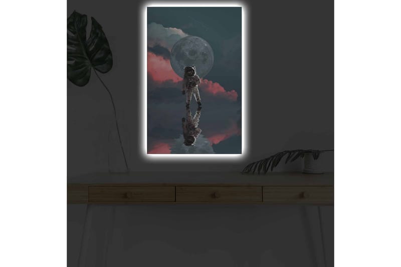 Canvastavla med LED-belysning - Astronaut som svävar i en drömlik rymdmiljö med en stor måne i bakgrunden - Mörkblå / Rosa / Grå - Inredning & dekor - Tavlor & konst - Canvastavla