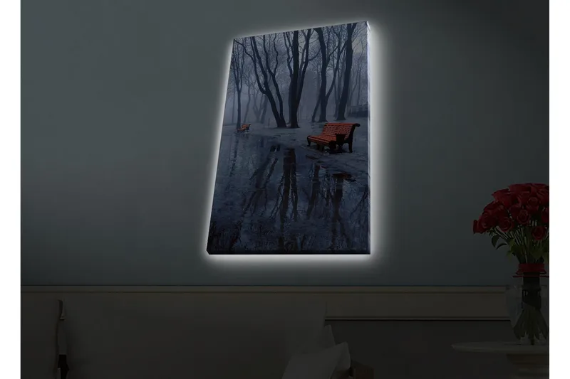 Canvastavla med LED-belysning - Dimma över en park med bänkar och reflektioner i vattenpölar - Mörkblå / Grå / Orange - Inredning & dekor - Tavlor & konst - Canvastavla