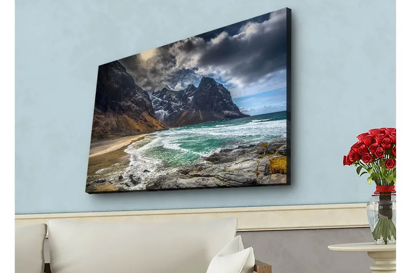 Canvastavla med LED-belysning - Dramatiska berg med snö och en turkos havsstrand - Mörkgrå / Turkos / Beige - Inredning & dekor - Tavlor & konst - Canvastavla