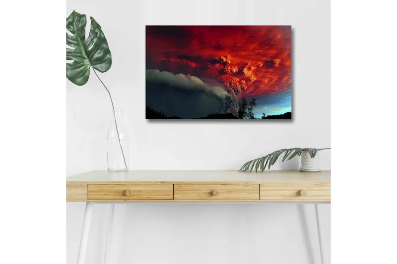 Canvastavla med LED-belysning - Dramatiskt vulkanutbrott med intensiva färger på himlen, Röd / Svart / Blå