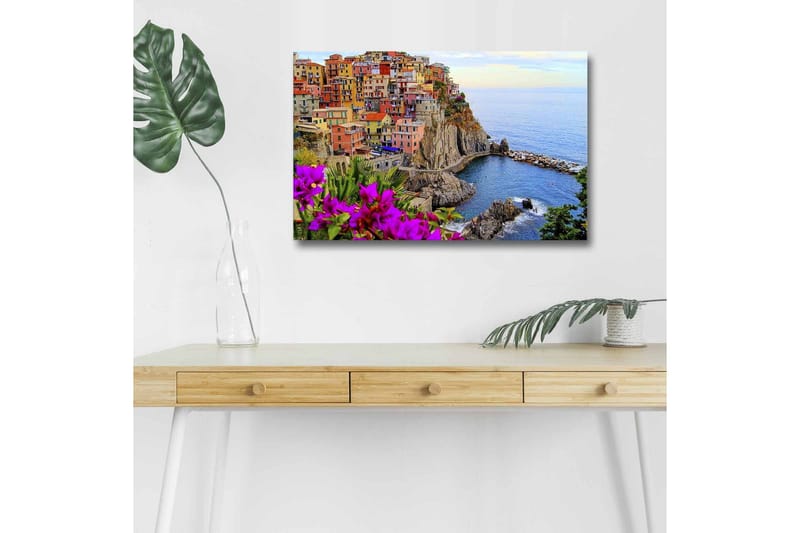 Canvastavla med LED-belysning - Färgglad kustby med färgglada hus och havsutsikt, Lila / Orange / Blå