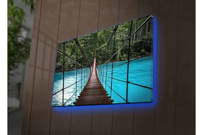 Canvastavla med LED-belysning - Hängbro över en klarblå flod omgiven av grönskande natur - Grön / Blå / Brun - Inredning & dekor - Tavlor & konst - Canvastavla