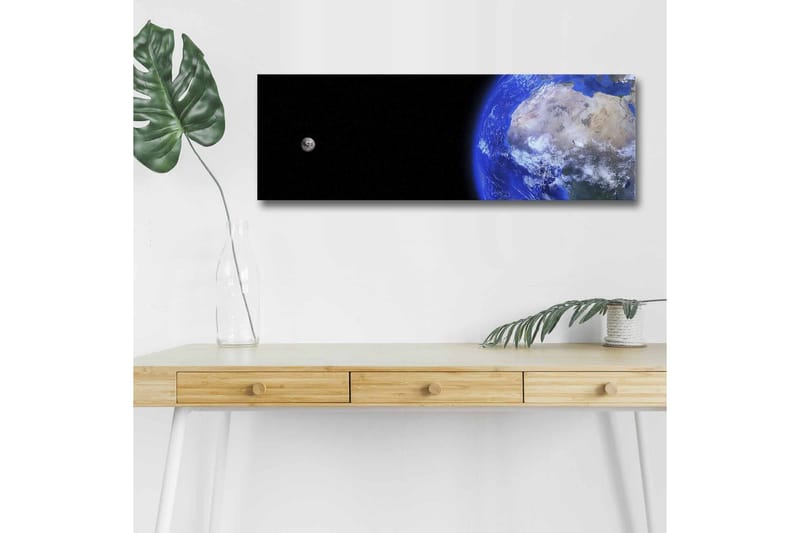 Canvastavla med LED-belysning - Jorden sedd från rymden med en måne i bakgrunden - Blå / Grå / Svart - Inredning & dekor - Tavlor & konst - Canvastavla