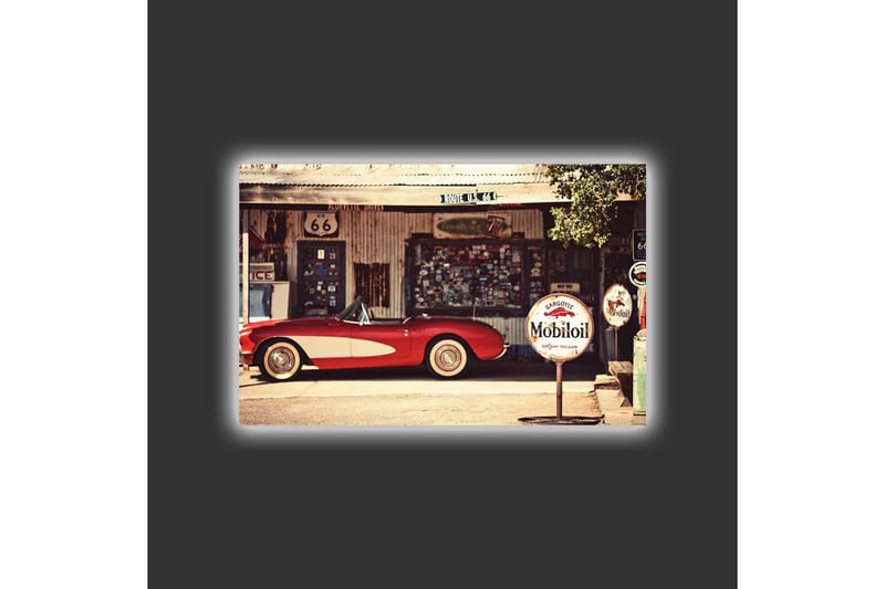 Canvastavla med LED-belysning - Klassisk röd sportbil framför en vintage bensinstation - Röd / Grå / Vit - Inredning & dekor - Tavlor & konst - Canvastavla