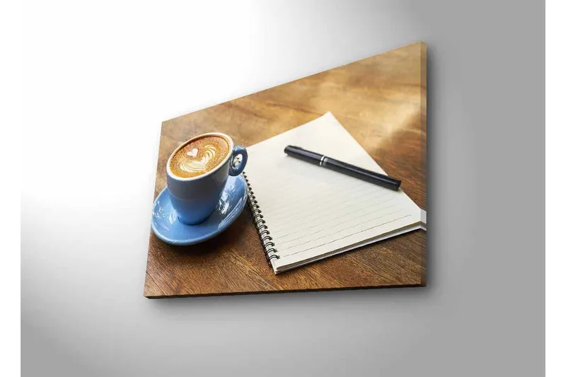 Canvastavla med LED-belysning - Kopp med lattekonst på ett träbord tillsammans med en anteckningsbok och penna - Blå / Brun / Vit - Inredning & dekor - Tavlor & konst - Canvastavla