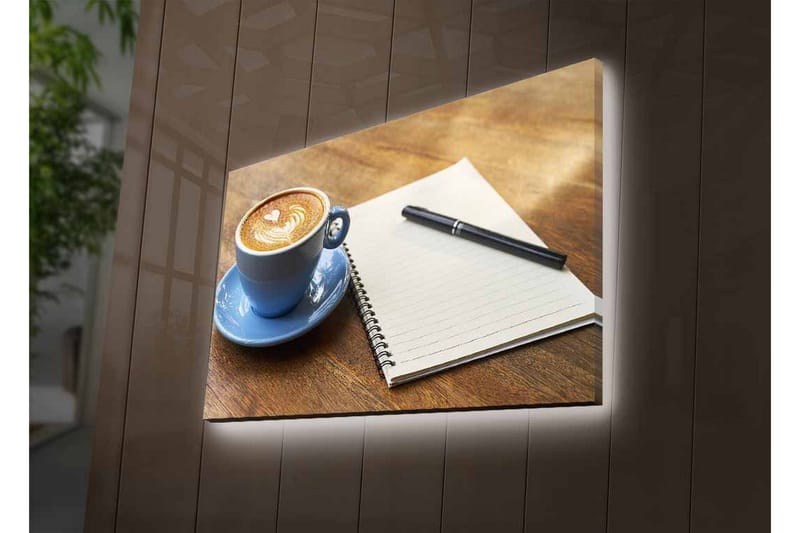 Canvastavla med LED-belysning - Kopp med lattekonst på ett träbord tillsammans med en anteckningsbok och penna - Blå / Brun / Vit - Inredning & dekor - Tavlor & konst - Canvastavla