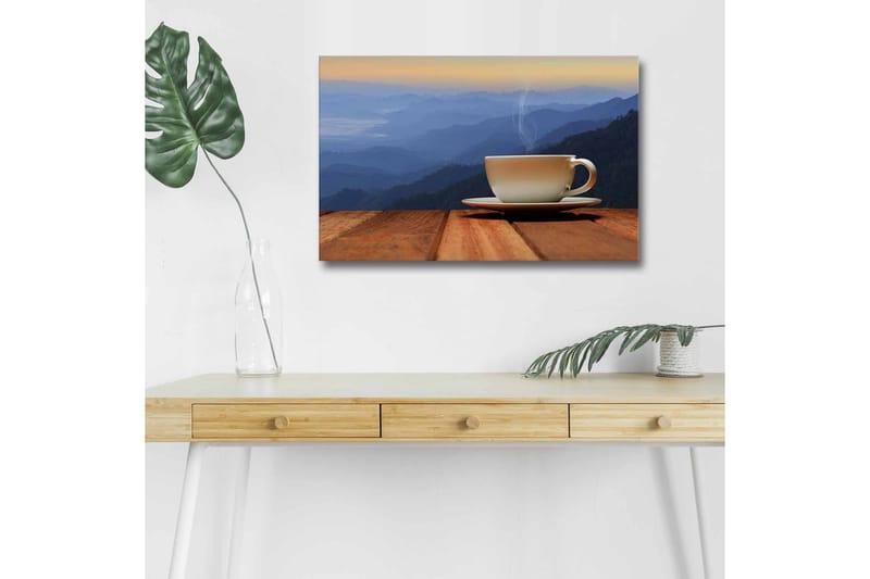 Canvastavla med LED-belysning - Kopp med rykande dryck på en träyta mot en bergig bakgrund - Blå / Beige / Brun - Inredning & dekor - Tavlor & konst - Canvastavla