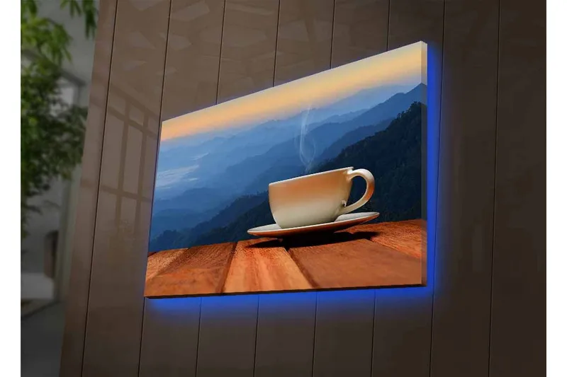 Canvastavla med LED-belysning - Kopp med rykande dryck på en träyta mot en bergig bakgrund - Blå / Beige / Brun - Inredning & dekor - Tavlor & konst - Canvastavla