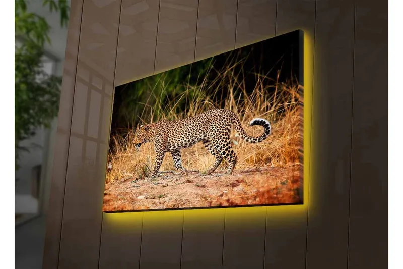 Canvastavla med LED-belysning - Leopard som smyger genom det torra gräset - Guldbrun / Svart / Vit - Inredning & dekor - Tavlor & konst - Canvastavla