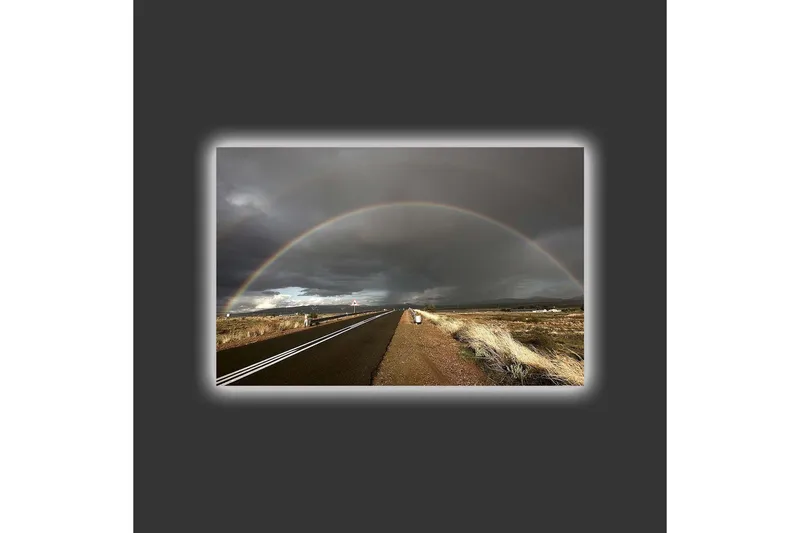 Canvastavla med LED-belysning - Regnbåge som sträcker sig över en mörk himmel ovanför en landsväg - Mörkgrå / Beige / Regnbågsfärger - Inredning & dekor - Tavlor & konst - Canvastavla