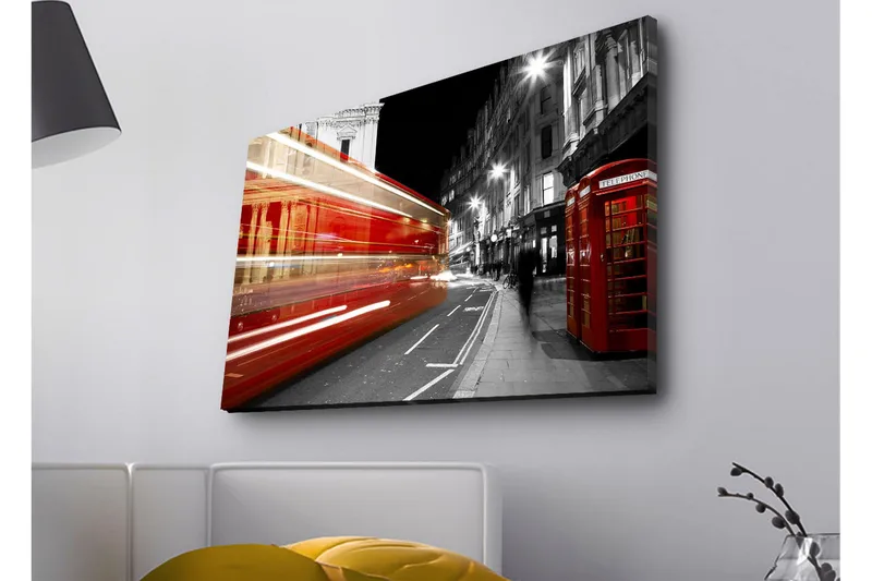 Canvastavla med LED-belysning - Röd buss i rörelse på en svartvit stadsgata, Röd / Svart / Grå