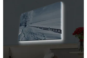 Canvastavla med LED-belysning - Snötäckt landskap med spår i snön och träd längs en väg - Vit / Ljusblå / Grå - Inredning & dekor - Tavlor & konst - Canvastavla