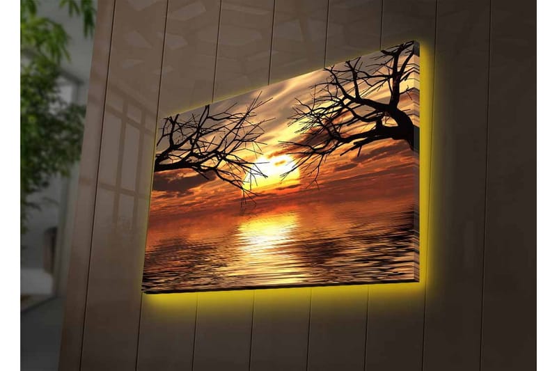 Canvastavla med LED-belysning - Solnedgång över spegelblanka vattenytor med silhuetter av trädgrenar - Guld / Orange / Svart - Inredning & dekor - Tavlor & konst - Canvastavla