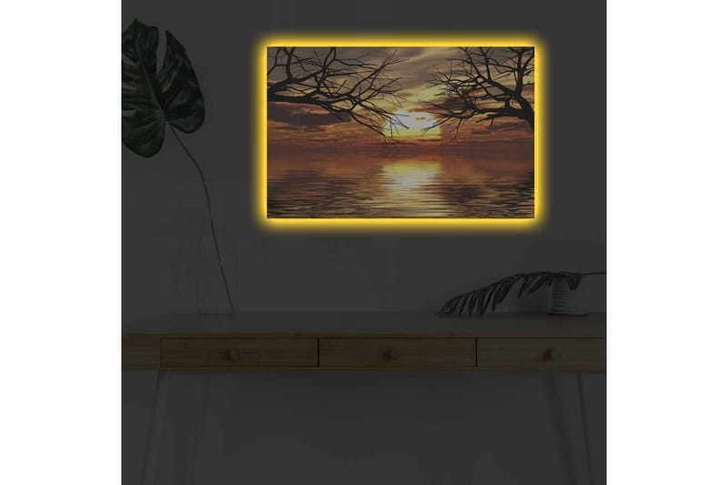 Canvastavla med LED-belysning - Solnedgång över spegelblanka vattenytor med silhuetter av trädgrenar - Guld / Orange / Svart - Inredning & dekor - Tavlor & konst - Canvastavla