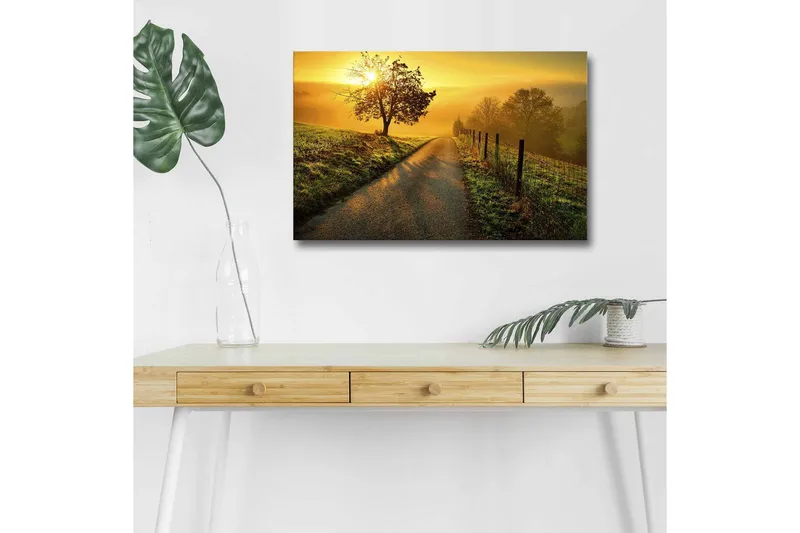 Canvastavla med LED-belysning - Soluppgång över en slingrande väg med träd och gärdesgård, Guld / Grön / Brun