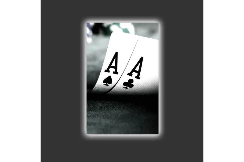 Canvastavla med LED-belysning - Spelkort med två ess i fokus - Svart / Vit / Grön - Inredning & dekor - Tavlor & konst - Canvastavla